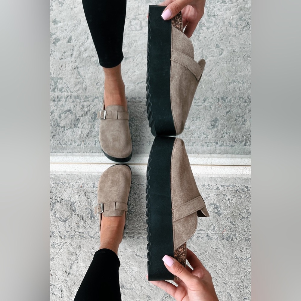 NIB Platform Vegan Leather Suede Buckle Mule Slides Platform Mules Clogs Oatmeal